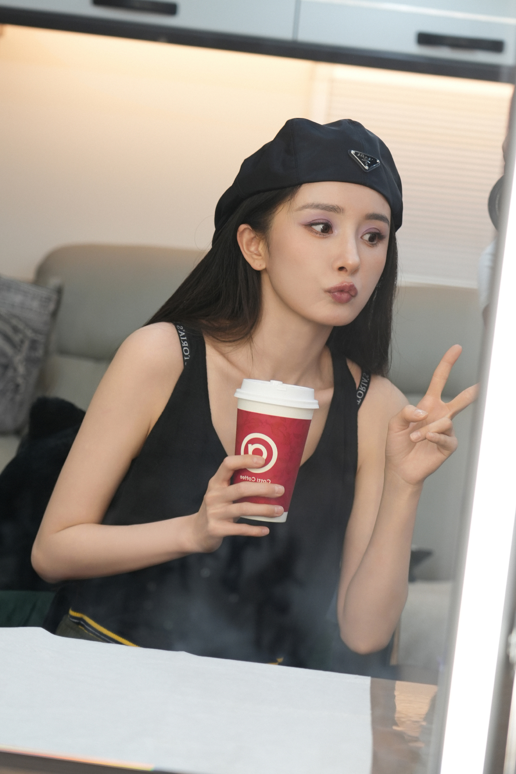 总有人给喜爱画上狭隘的边界，认定粉丝的热忱应当专一纯粹，可捧着一杯温热咖啡望着镜