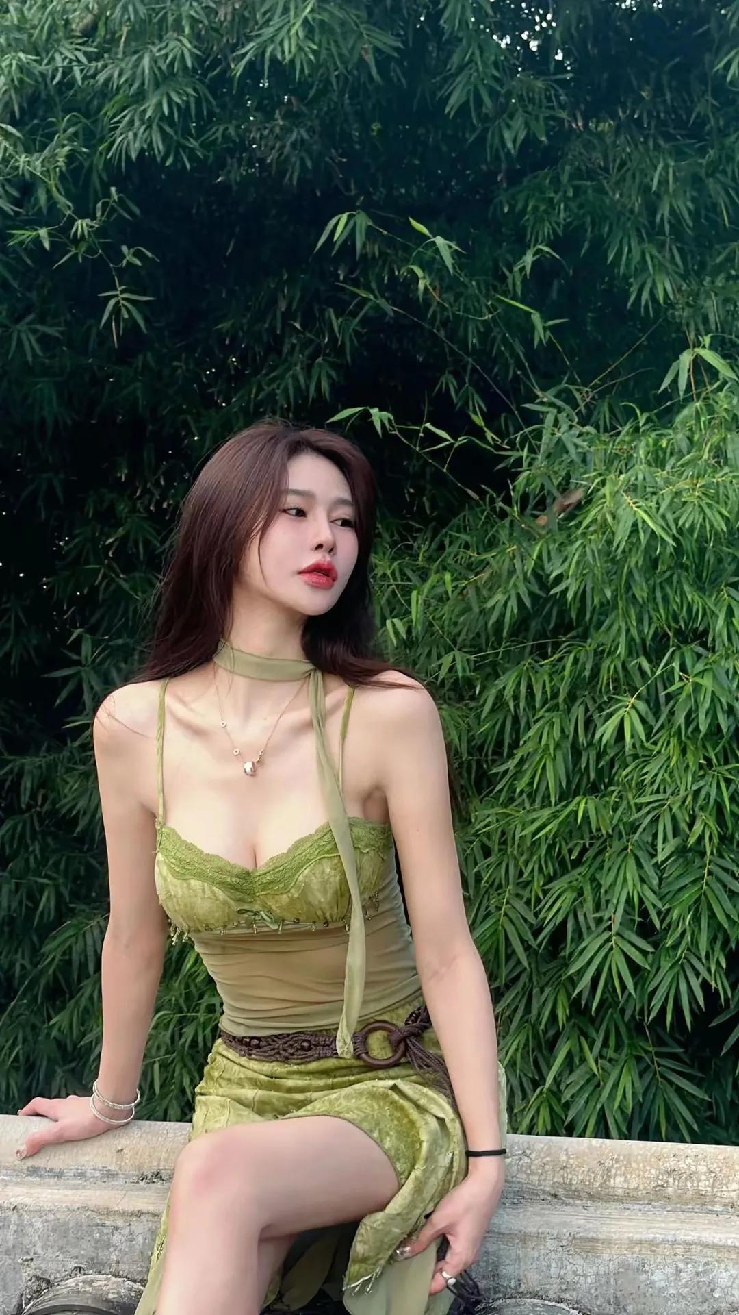 《糖纸里的光》
 孙怡十六岁辍学那年，父母把她丢给奶奶。父亲摔门时震落的相框里，