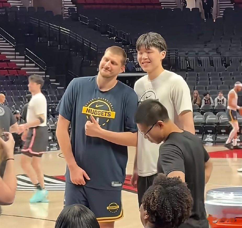 约老师不错！约基奇谈小迷弟杨瀚森：

“非常感谢杨瀚森的喜欢。”

“我们终于见