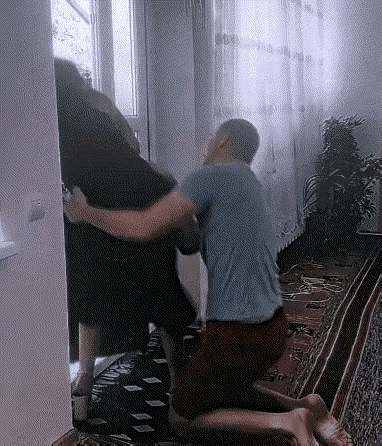 男子跪地死死抱住将要离家而去的妻子，觉得男子爱妻子爱得要命，但是就在妻子挣脱男子