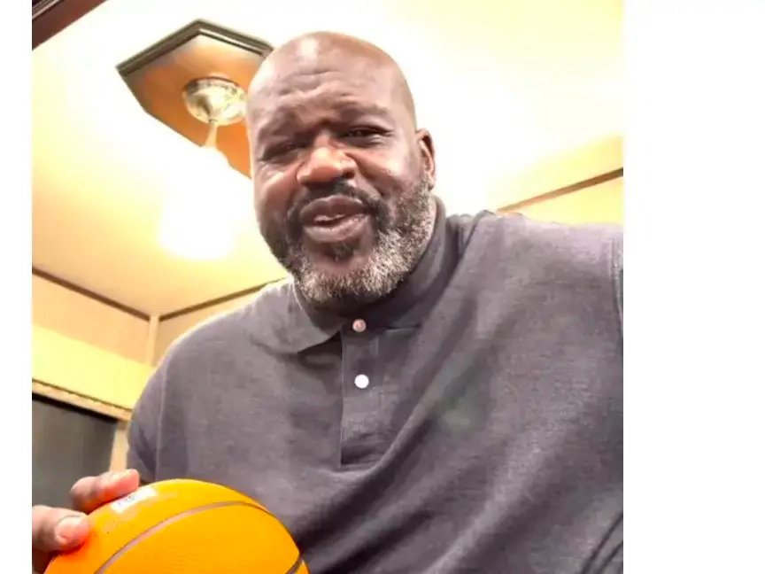 沙奎尔·奥尼尔列的NBA历史最佳首发五人组：1.斯蒂芬·库里打一号位2.科比·布
