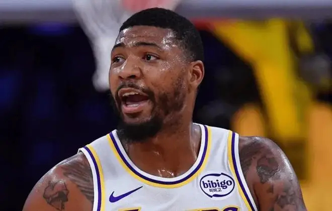 神奇的斯玛特，数据体现不出他的作用，在场就赢分！湖人战胜尼克斯的比赛中，斯马特全