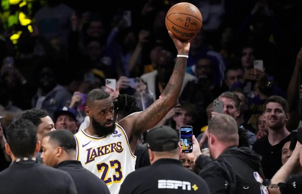 - 40,000分 还在增加
-连续1200场比赛得分超过10分
-近20个NB