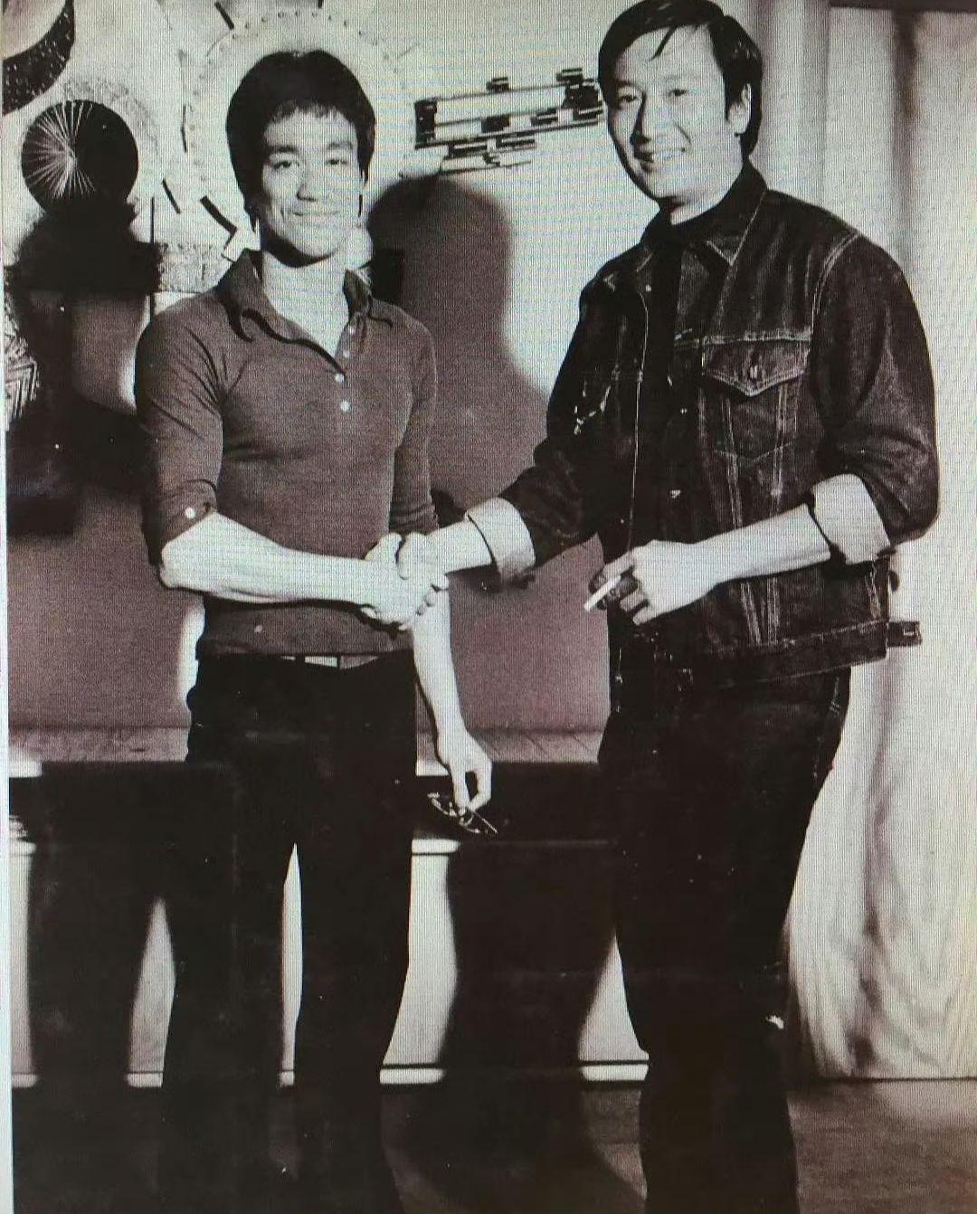 1972年，李小龙和谢贤的合影，当时他们俩都非常年轻，很多人不知道的是...
