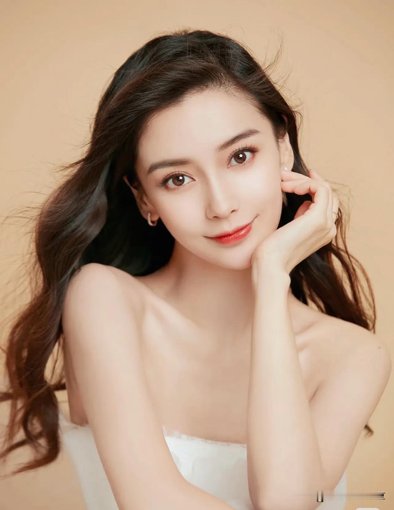 娱乐圈巅峰对决：杨颖与叶珂，人气王座花落谁家？
两大女神正面碰撞，人气巅峰之战一