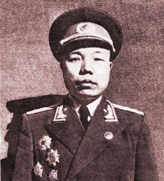 1950年，肖华在北京街头偶遇一名卖烟小贩，仔细一看：这不就是杀害黄骅的凶手吗？