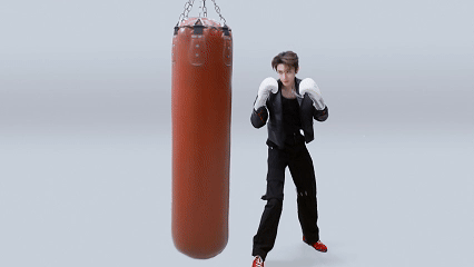 侯明昊把潮感穿在脚下 不被风格定义，不被场景束缚，侯明昊用一双双潮鞋解锁生活的无