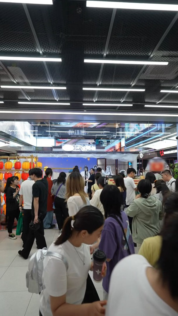 追了这么多年二次元，终于活成了“出门就能看到自推”的样子。南京东路百联ZX，包楼