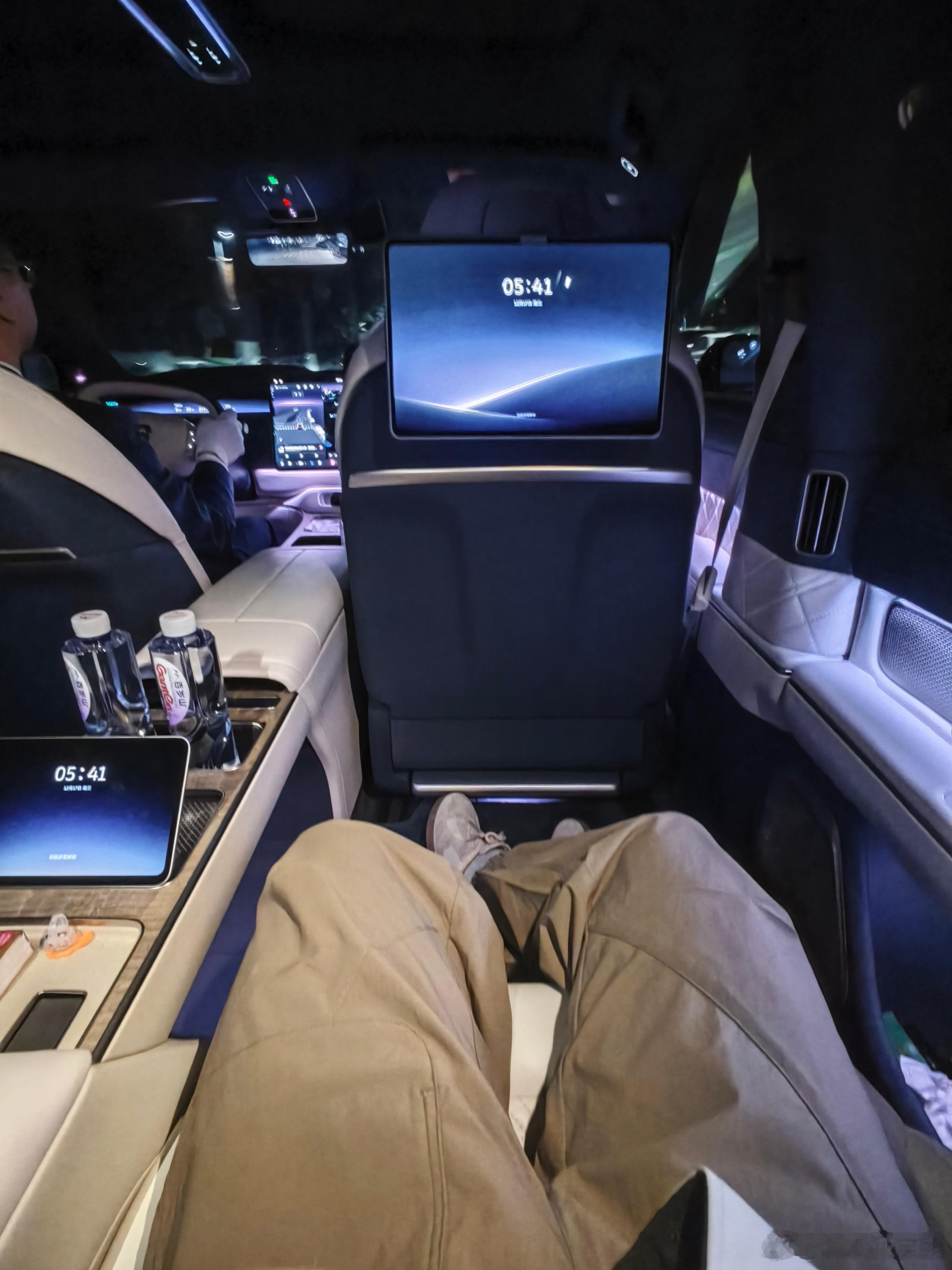 坐自己的先进型汽车出发去机场，未来的几天都要和落后型汽车为伍了 大家车的蔚来et