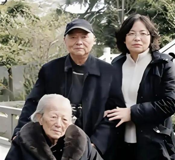 2003年，一位九旬老妪终于从台湾回到了成都的土地，政府专门准备了欢迎仪式，街边