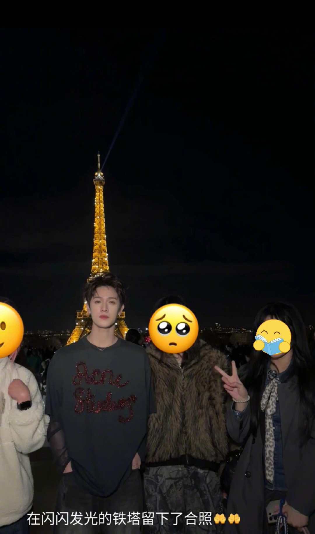 李昀锐巴黎铁塔下跟网友合影，好模糊的画质但是很清晰的美貌