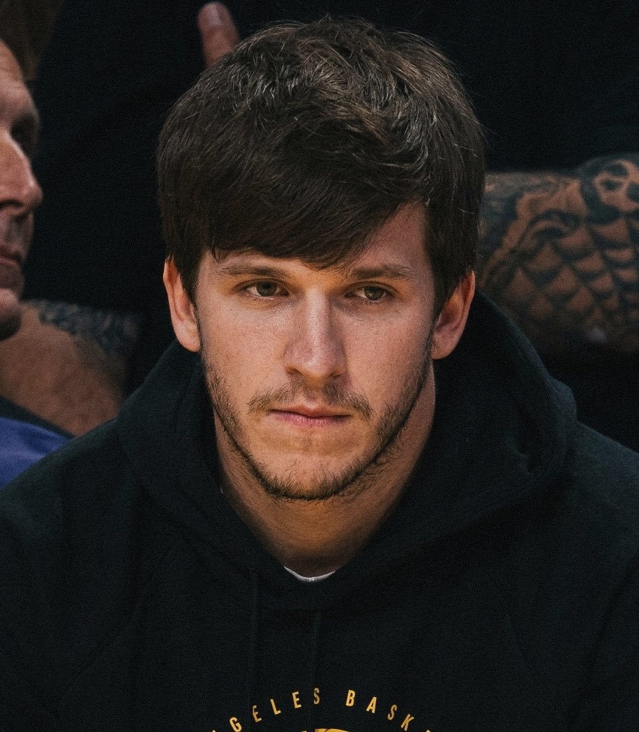 艾顿谈有多需要东契奇和里夫斯时说道：“毫无疑问，非常需要。你刚说的这两个人，差不