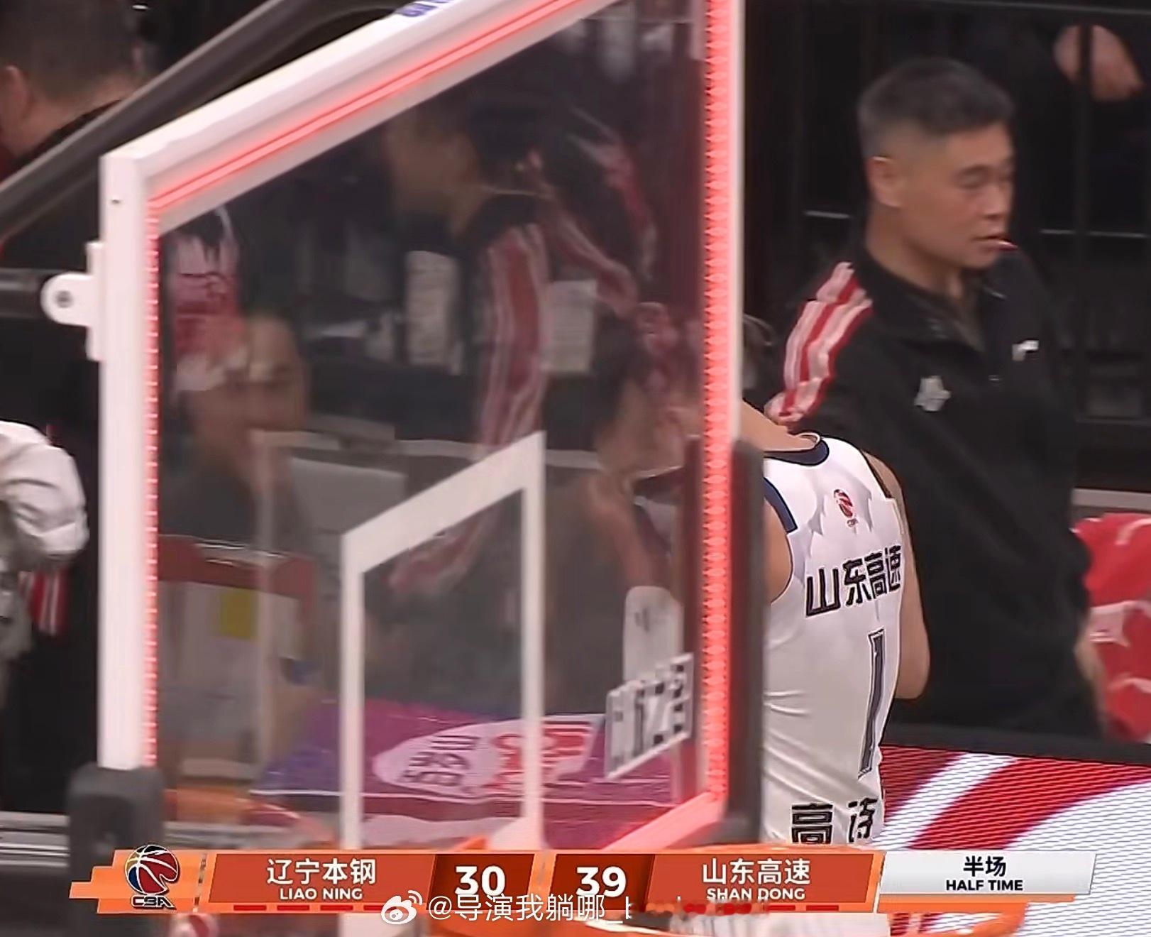 辽宁队今天防守真的拼尽全力了，但是进攻端太艰难了，半场落后9分 