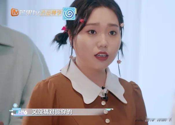 李雪琴懵了，她最后一刻进来，看到好六团的兄弟们已经集合了，但是何老师等人看着她笑