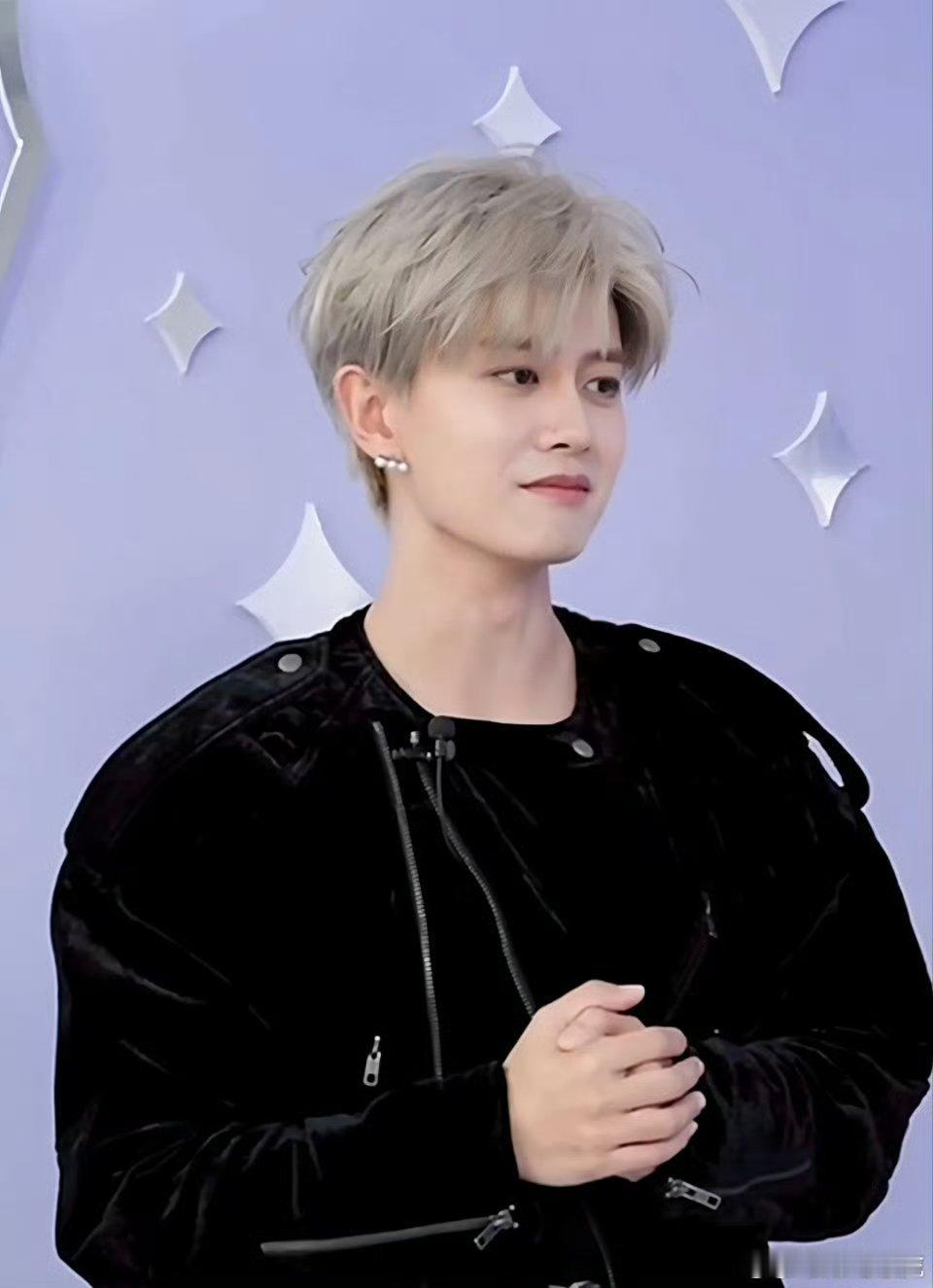 任嘉伦出战聚星名人赛 当任嘉伦的身影出现在聚星名人赛的赛场上，仿佛一道璀璨的光划