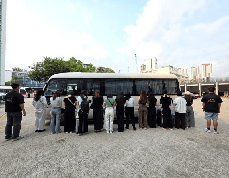 香港元朗警区特别职务队联同入境事务处人员今日（15日）于区内展开代号「火石」的打