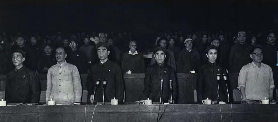 几位革命先辈，坐在主席台上，我敢打赌，如果你能认出三位以上，历史绝对不会差，绝对