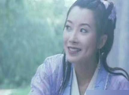 王艳把女一号剧本推回桌上，盯着那个边缘反派说，我就演她。

编剧熬红眼睛连夜动刀