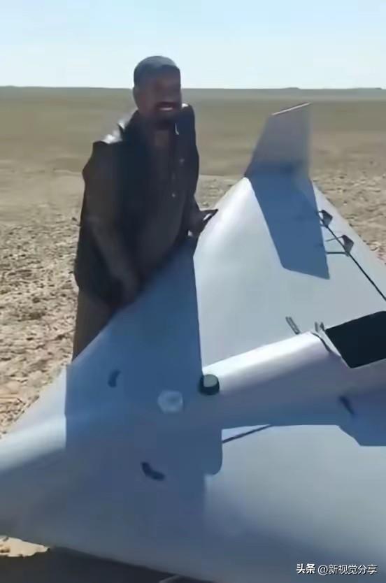 这个伊拉克人发财了！
​说出来估计没人敢信，他居然在自家附近的空地上，捡到了一架