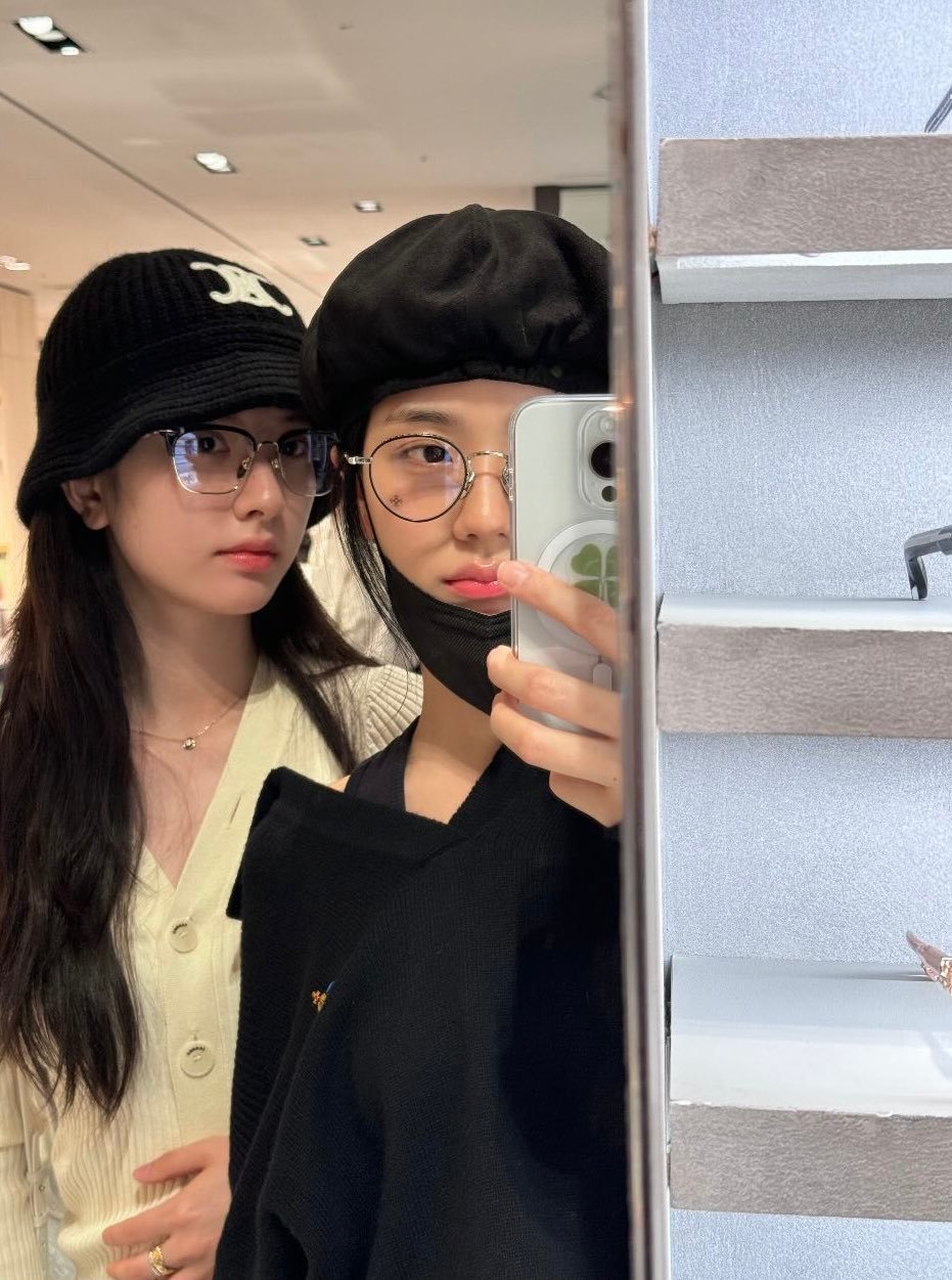 jisoo & bona ​​​