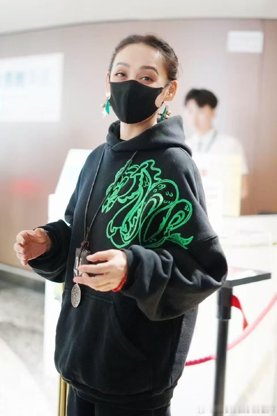 宁静录制一路繁花2被帅哥表白 今天的一路繁花2录制现场真是热闹非凡，一位来自内蒙