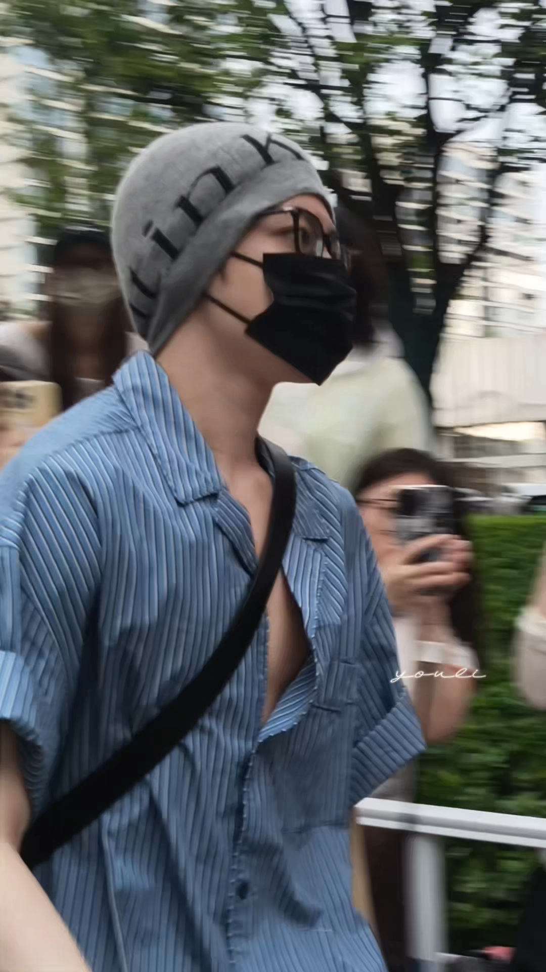 哈哈哈 哥哥小跑了两步看到哥哥若隐若现的奔驰啦哥哥今天喂的可真好侯明昊容尘子 -