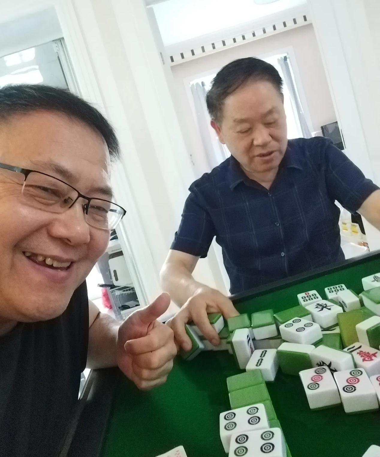 这个星期天，也就是6月21号，“缘分天空”单身群有相亲的活动。

早上7点半在洪