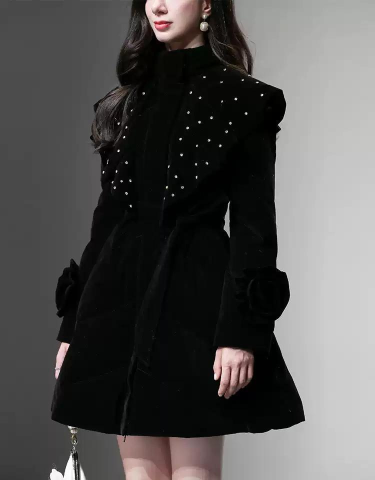 这羽绒服不是穿的，是镶在身上的夜景。
肩上撒了把银河，袖口开成一朵会走路的花。