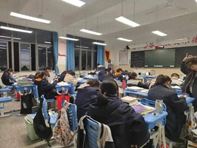 家校合作还是责任转嫁？武汉一学校要求家长轮班晚自习
