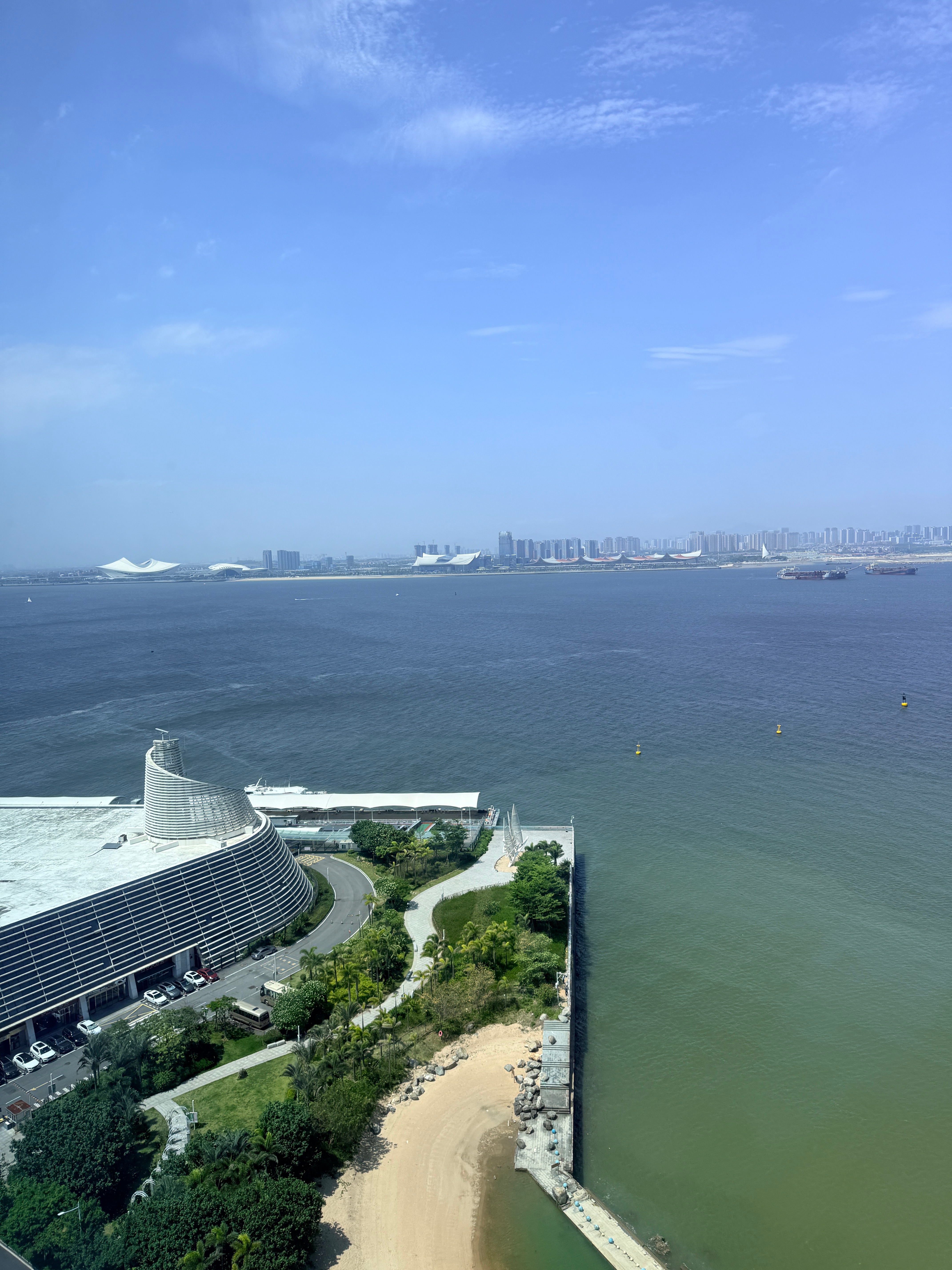 在厦门遇到趣评测 第三帅威哥，他用的魅族 pandaer的充电器，你看帅的人都喜