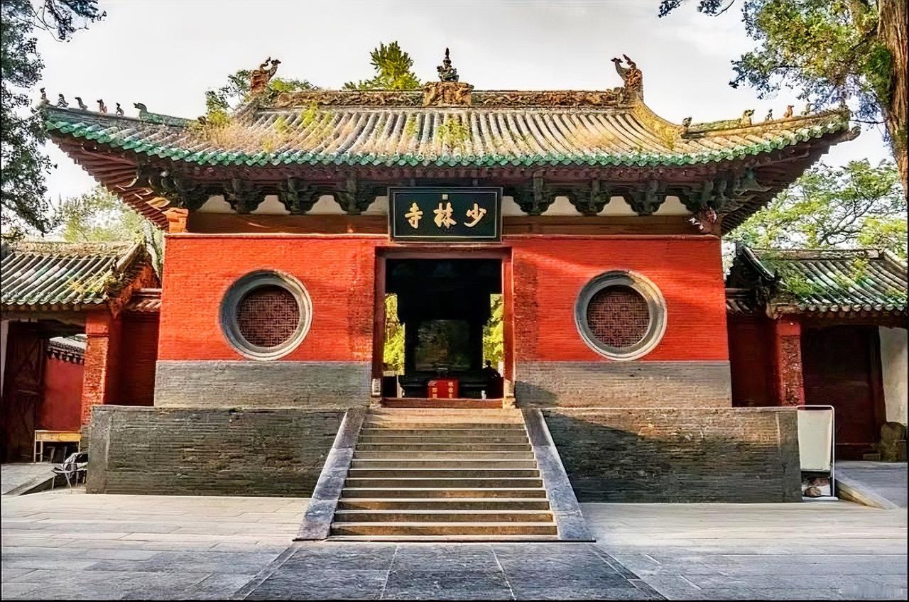少林寺最近可是有不少大动作。原方丈释永信被查、新住持印乐法师上任第二天，媒体就发