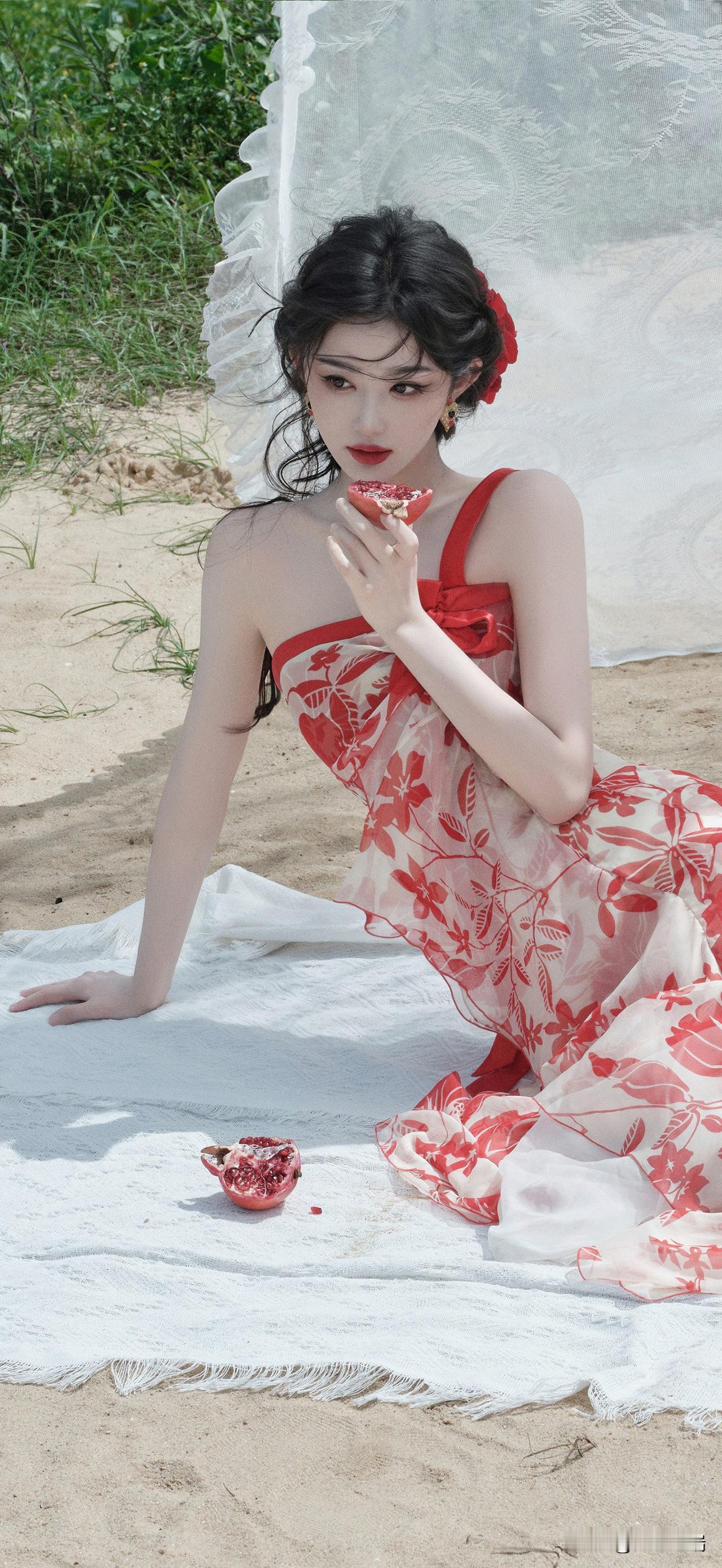 夏日热烈，随风漫开，坠入海边浪漫梦境。