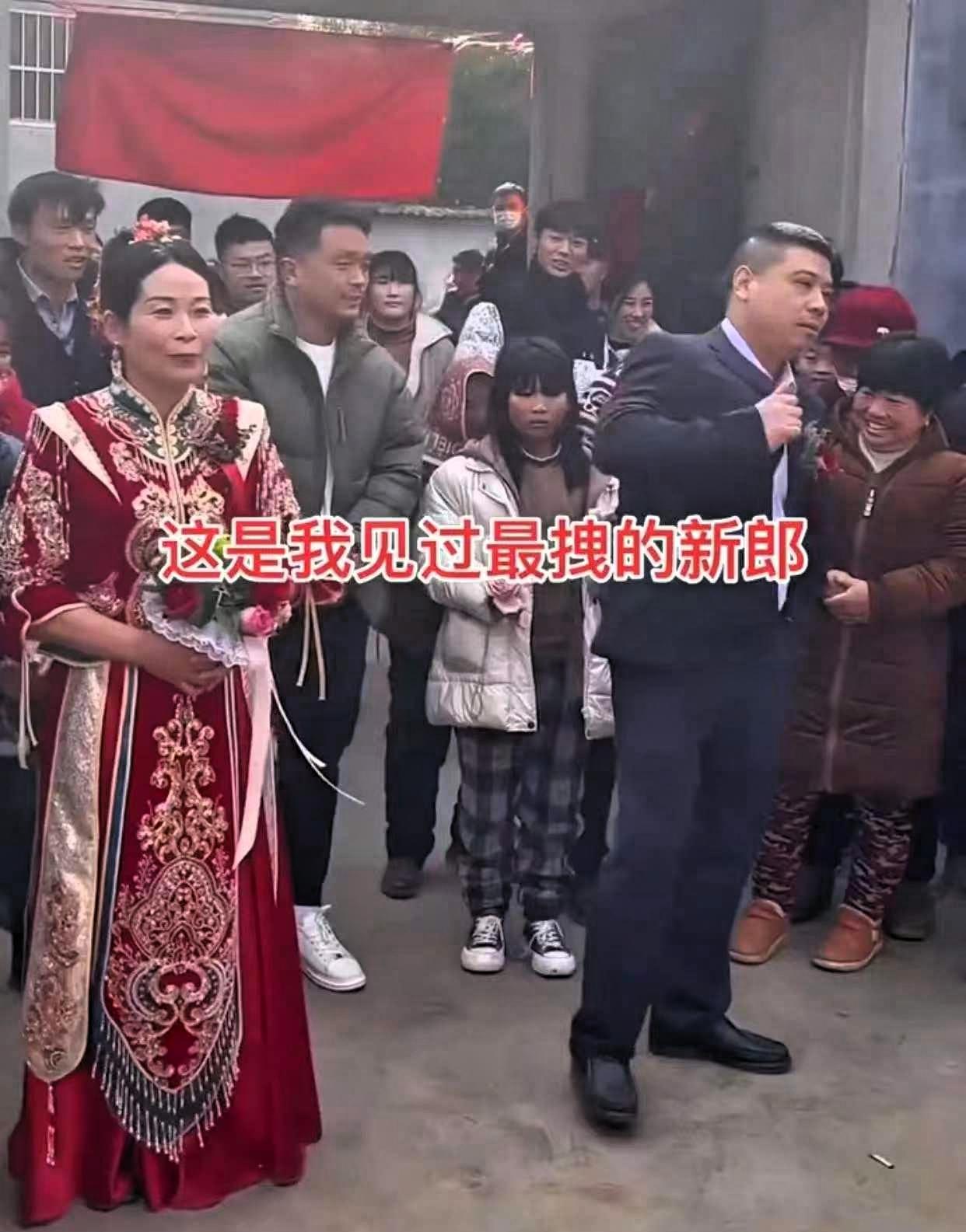 山东最拽新郎，40岁大龄剩男结婚，一脸瞧不上五旬新娘，对待身旁的新娘态度十分敷衍