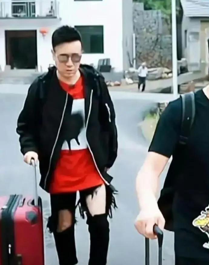 于和伟真的是有点飘了，事业线跟裤子上的线头一样越来越长，男人露腿他是第一名，明明