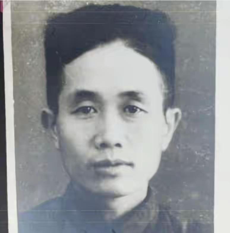 1935年，孔宪权左腿连中六弹，部队留三百大洋把他寄养在老乡家，转身长征。这一别