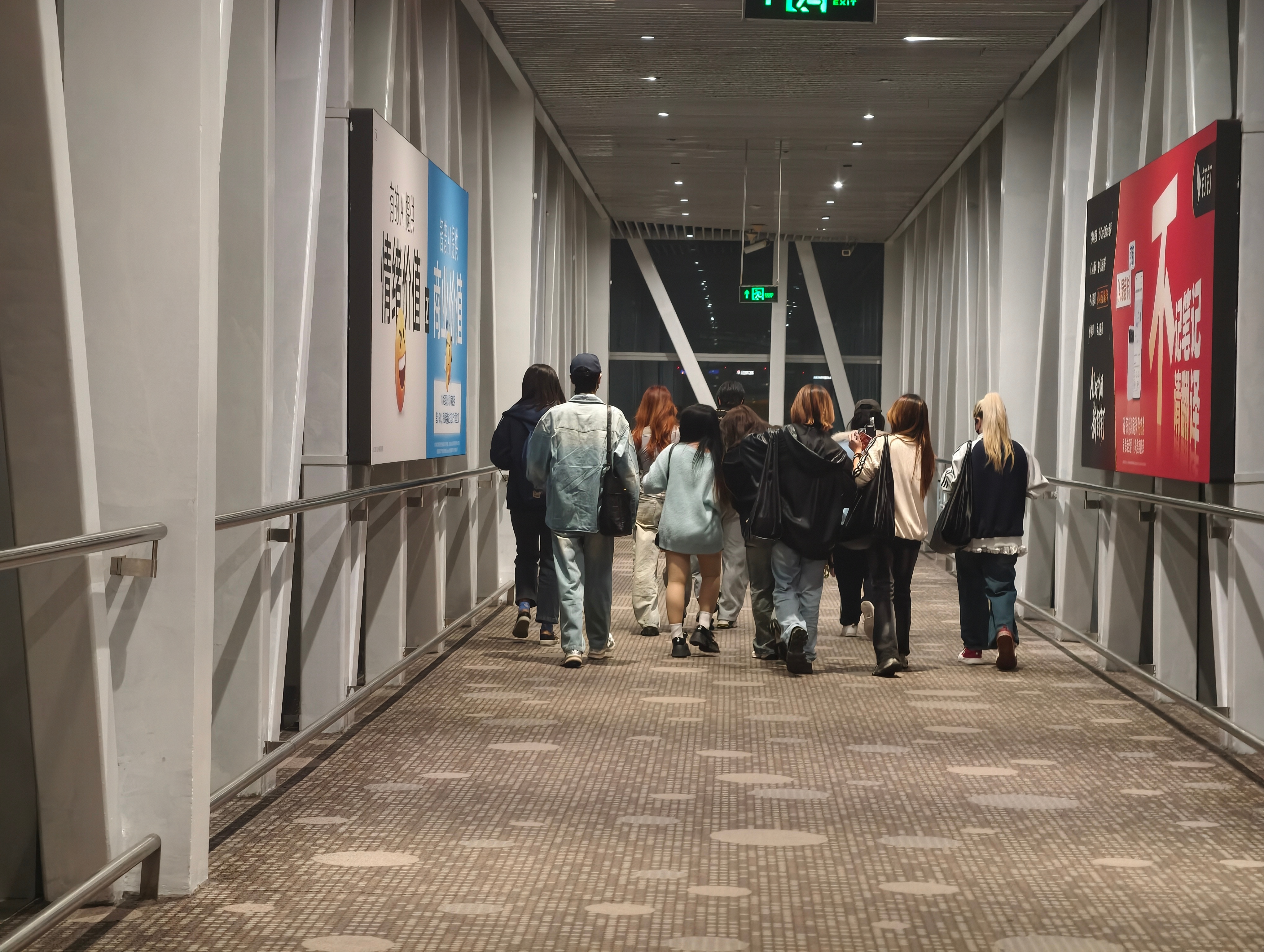 机场经常遇到追星拍照的安检前人最多，安检后还有一半，最牛的是，登机还能剩下一小半