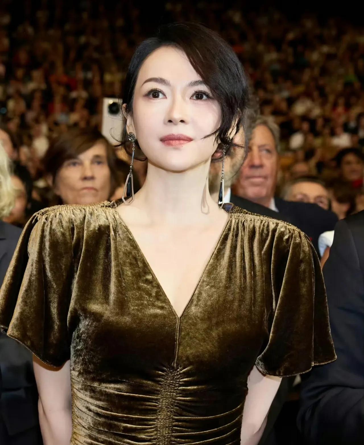 47岁的章子怡只要不出事

她以后哪怕息影也没事了

她现在最大的资本不是演技，
