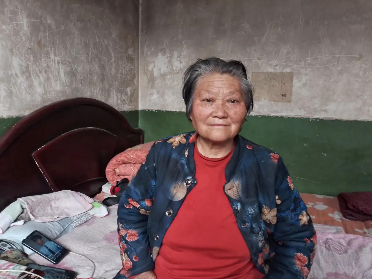 然而，现实往往比理想更残酷。我们看到，尽管社会整体在进步，养老问题却依然困扰着无