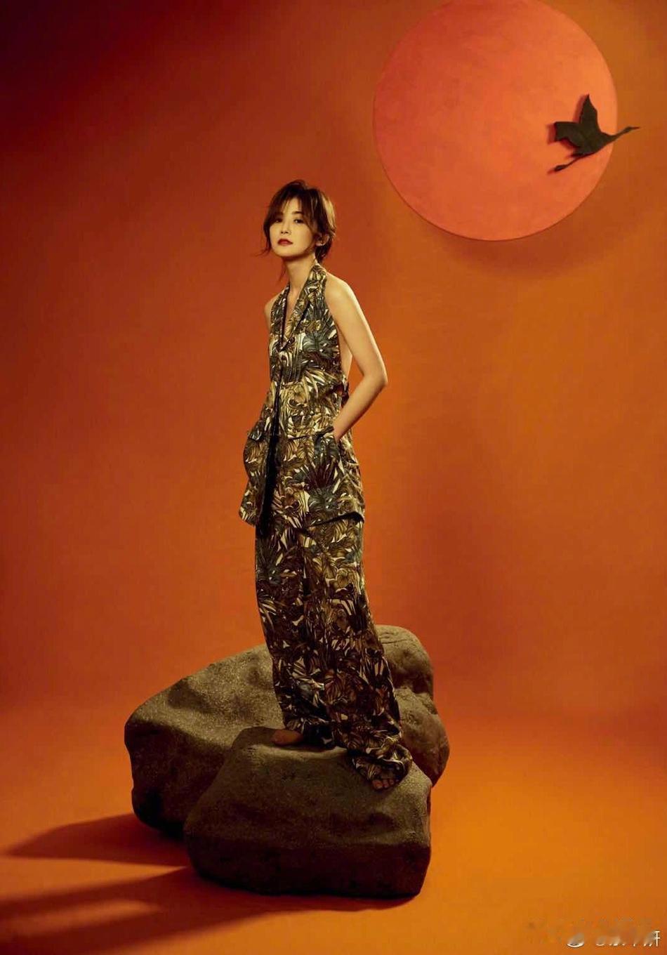 Sa穿金色连体服大秀美背 灯影变幻展现醉人朦胧美 