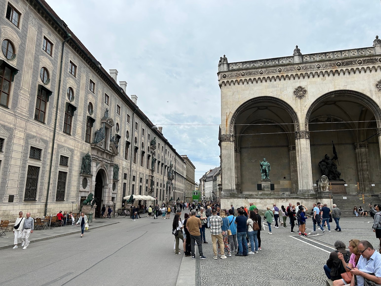 图1 This is the Feldherrnhalle in Munich.