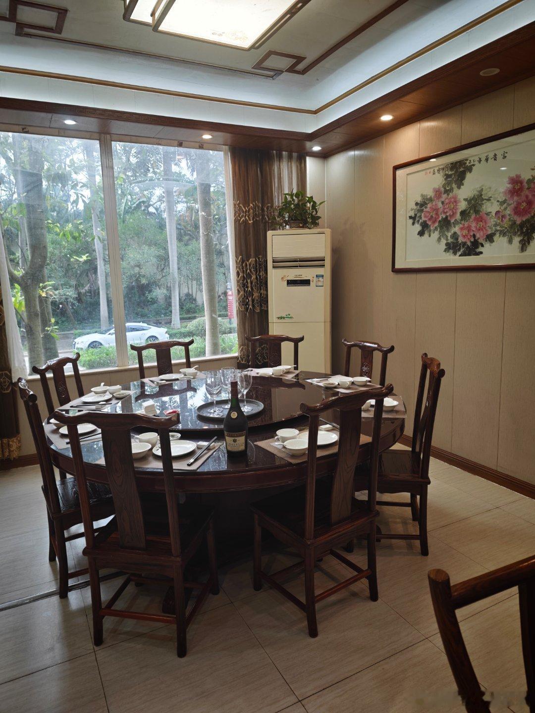 一顿饭2500。一瓶酒2500。再送两箱水果。一顿接待5000多元。心烦，心痛，
