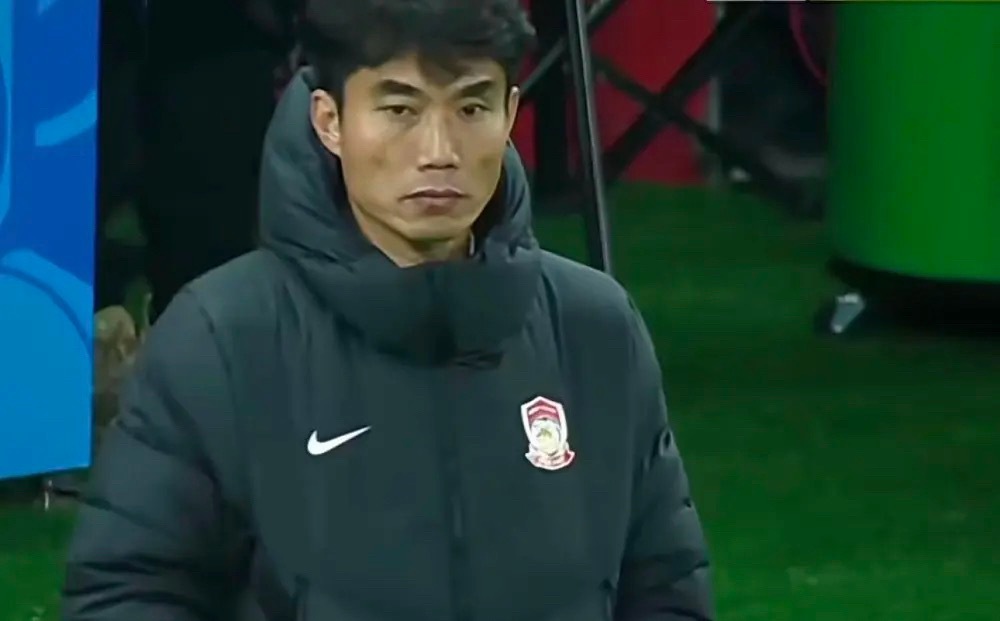 中超联赛第3轮，青岛西海岸1比0战胜深圳新鹏城。赛后，西海岸主帅郑智参加了新闻发