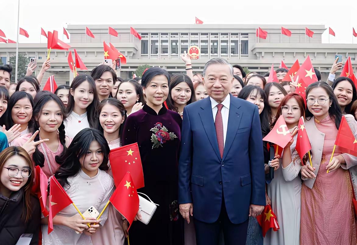 当了45年警察，亲手把两位前首富送进监狱，70岁却成了国家最高领导人

你可能很