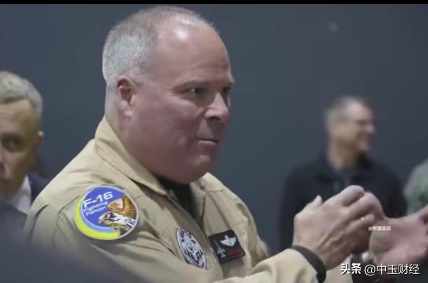 这位罗马尼亚的将军，望着远道而来的泽连斯基，心中想必满是由衷的敬佩。
泽连斯基日