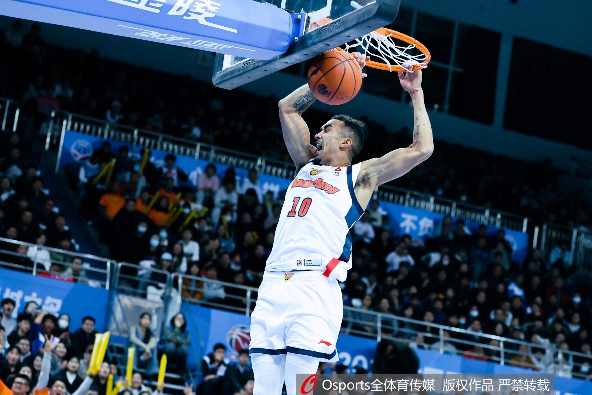 直播吧：广东外援奎因腿部受伤 今天再次前往医院诊断结果未出