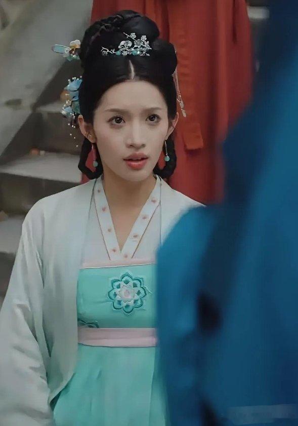 短剧播出没审核吗啊？这明显把手机放胸前了，这太明显的穿帮 ​​​