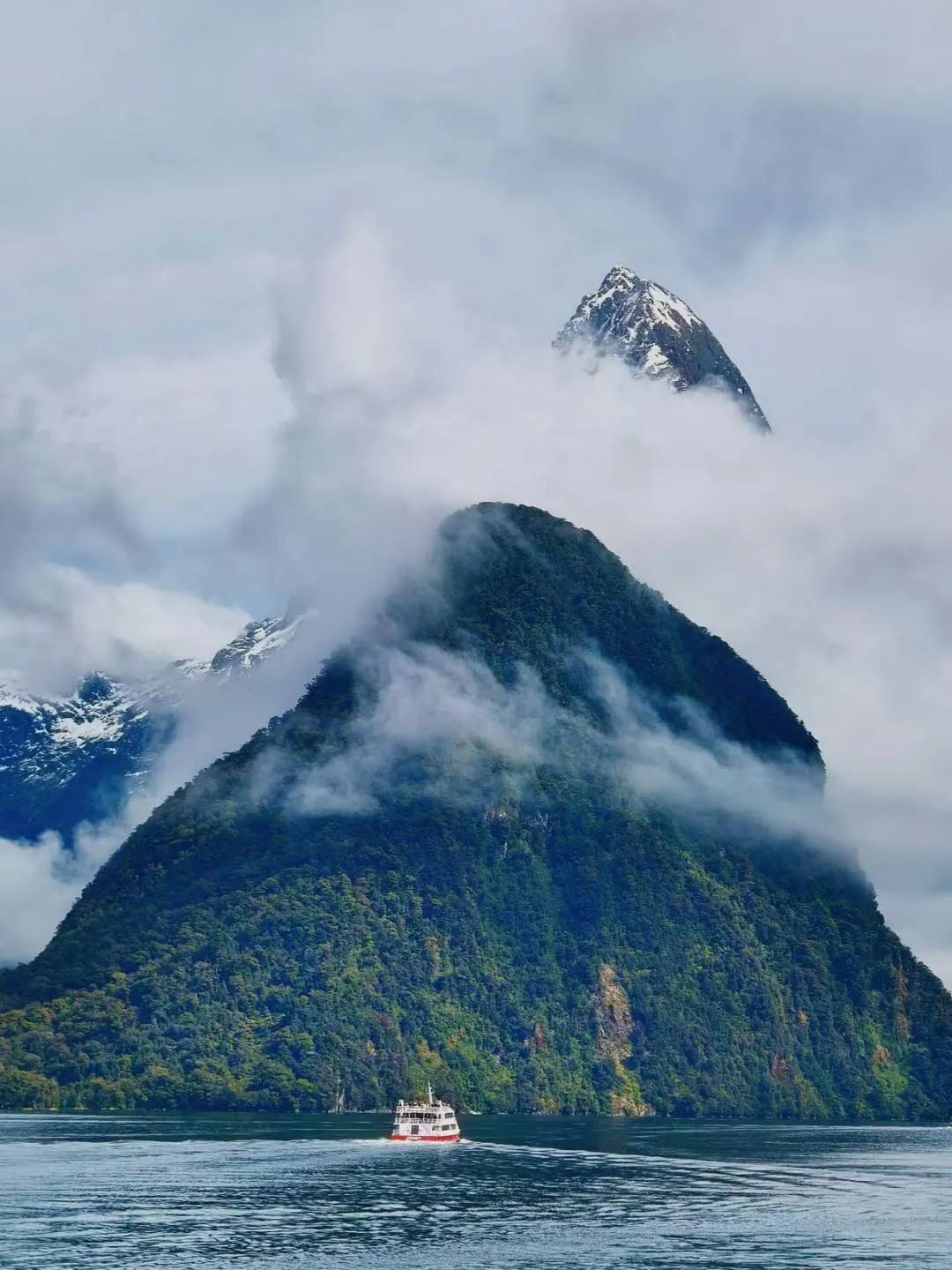 新西兰米尔福德峡湾位于新西兰南岛西海岸的峡湾国家公园内，是世界著名的自然奇观，米