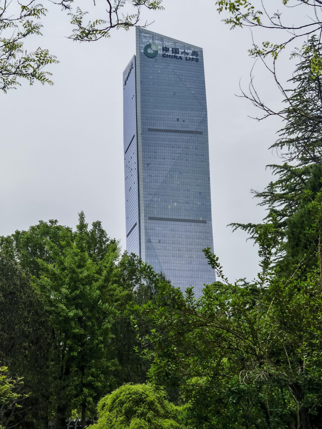 太原第一高楼正对太原第一高校，这难道只是巧合？中间的那条大路笔直宽阔，运行的公共