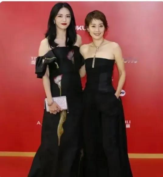 快看，照片中的两位美女真漂亮。
论气质两人不相上下，论身材两人不相上下，论人品两