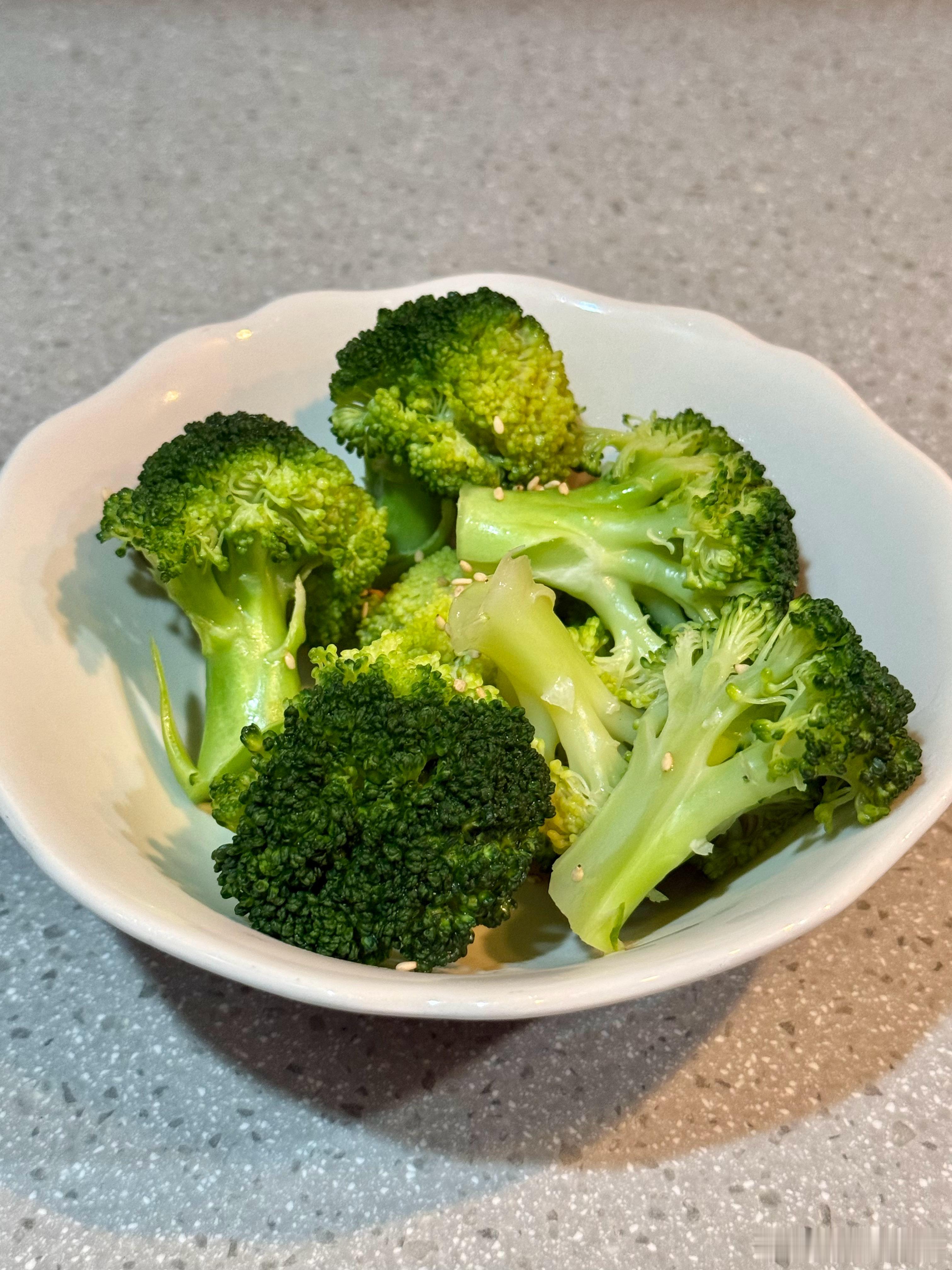 今日份午餐🥢｜三文鱼香菇焖饭🐟➕泡菜和有机西兰花🥦饭后试下乐纯的椰子干噎酸